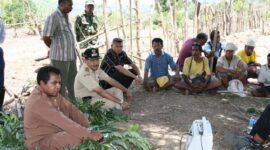 Raymundus Sau Fernandez ketika masih menjabat Wakil Bupati TTU. Tampak Ray duduk bersama masyarakat Petani di salah satu kebun  