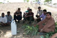 Raymundus Sau Fernandez Ketika masih menjabat sebagai Wakil Bupati TTU ketika duduk bersama warga di kebun di desa Nansean Timur, Kecamatan Insana/Foto Dokumen Pribadi Raymundus Sau Fernandez