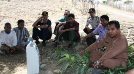 Raymundus Sau Fernandez Ketika masih menjabat sebagai Wakil Bupati TTU ketika duduk bersama warga di kebun di desa Nansean Timur, Kecamatan Insana/Foto Dokumen Pribadi Raymundus Sau Fernandez