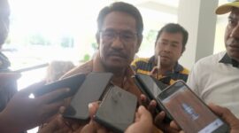 Wakil Bupati Rote Ndao, Stefanus Saek ketika diwawancarai Wartawan usai mengikuti pertemuan bersama Sekda NTT. 