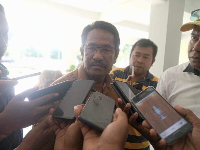 Wakil Bupati Rote Ndao, Stefanus Saek ketika diwawancarai Wartawan usai mengikuti pertemuan bersama Sekda NTT.
