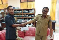 Wakil rakyat dari Partai Solidaritas Indonesia (PSI), Eman Jurumana mengembalikan sisa uang reses ke Bendahara Setwan DPRD SUmba Tengah