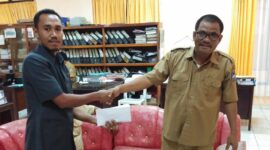 Wakil rakyat dari Partai Solidaritas Indonesia (PSI), Eman Jurumana mengembalikan sisa uang reses ke Bendahara Setwan DPRD SUmba Tengah