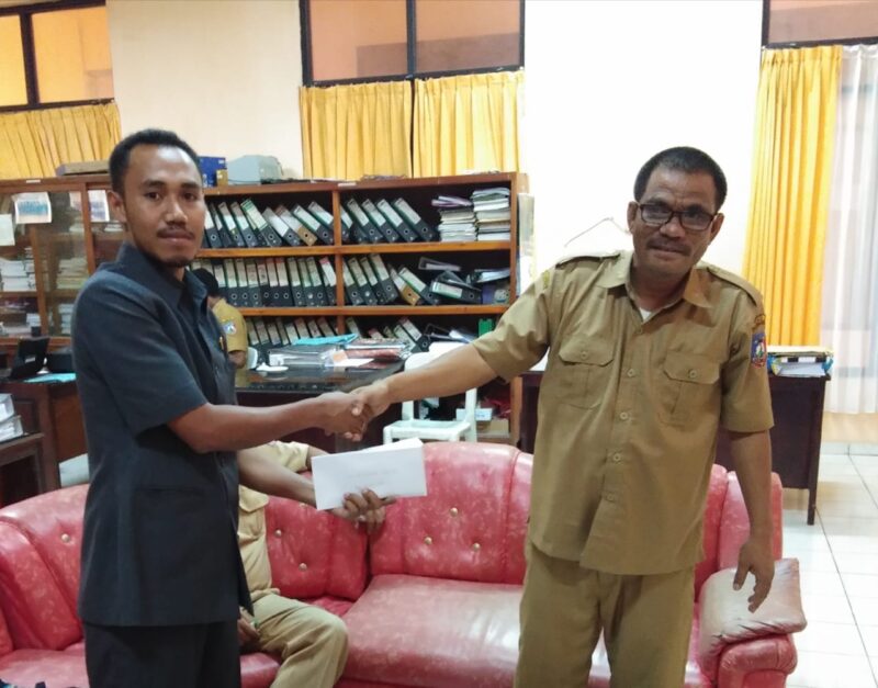 Wakil rakyat dari Partai Solidaritas Indonesia (PSI), Eman Jurumana mengembalikan sisa uang reses ke Bendahara Setwan DPRD SUmba Tengah