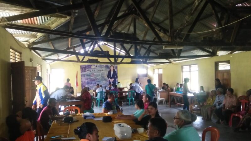ratusan masyarakat di kecamatan Miomaffo Barat ikut pengobatan gratis yang diselenggarakan oleh Anggota DPR RI dari Fraksi Nasdem, Kristiana Muki