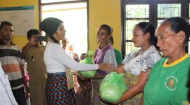 Calon Bupati TTU, Kristiana Muki dalam sebuah kesempatan bersama masyarakat