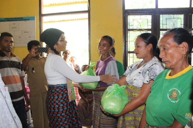 Calon Bupati TTU, Kristiana Muki dalam sebuah kesempatan bersama masyarakat