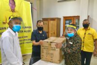 Leader Ismail, mewakili Wakil Ketua Komisi IX DPR RI, Melki Lakalena menyerahkan bantuan makanan tambahan untuk ibu hamil dan bayi di kabupaten Alor
