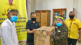 Leader Ismail, mewakili Wakil Ketua Komisi IX DPR RI, Melki Lakalena menyerahkan bantuan makanan tambahan untuk ibu hamil dan bayi di kabupaten Alor