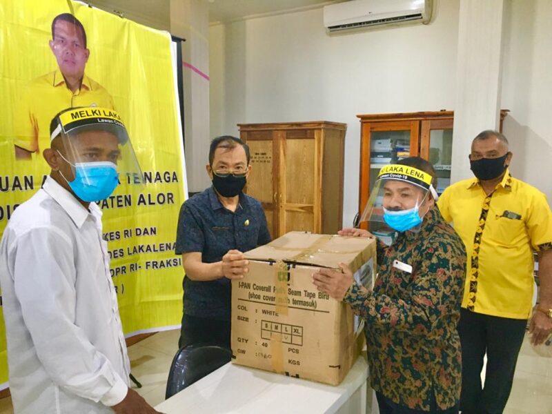 Leader Ismail, mewakili Wakil Ketua Komisi IX DPR RI, Melki Lakalena menyerahkan bantuan makanan tambahan untuk ibu hamil dan bayi di kabupaten Alor