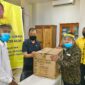 Leader Ismail, mewakili Wakil Ketua Komisi IX DPR RI, Melki Lakalena menyerahkan bantuan makanan tambahan untuk ibu hamil dan bayi di kabupaten Alor