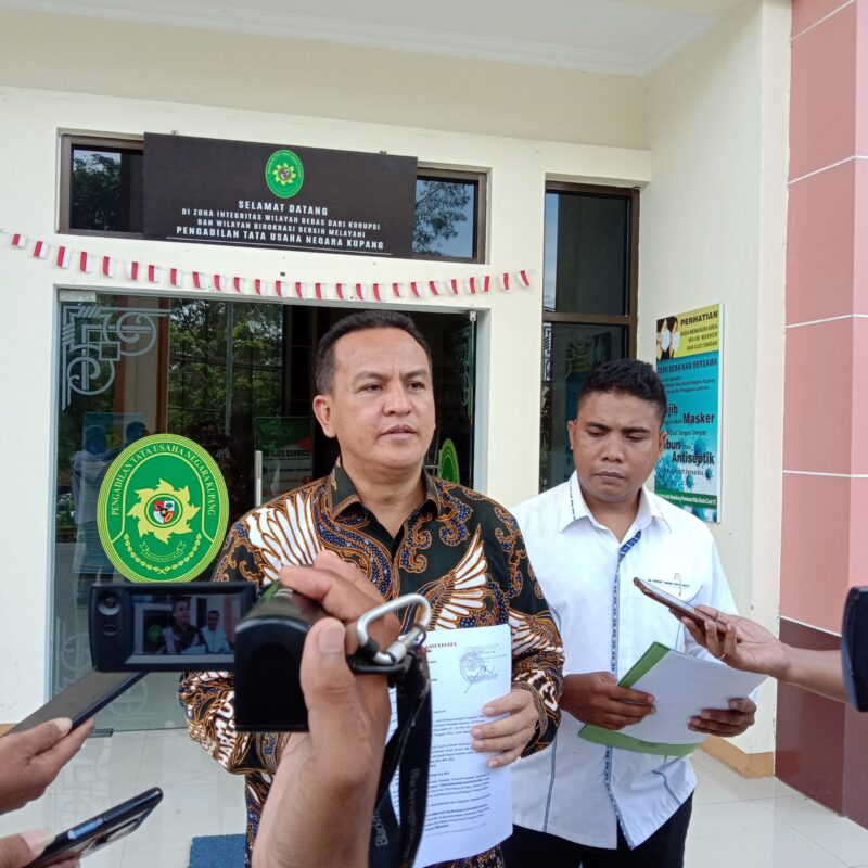 Kuasa Hukum TRP-Hegi Rudi Kabunang usai mendaftarkan gugatan di PTUN Kupang