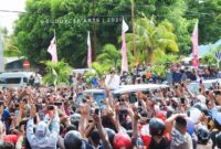 Presiden Jokowi ketika dihadang lautan manusia di Sikka/Foto Buddy CSB Arts/Facebook