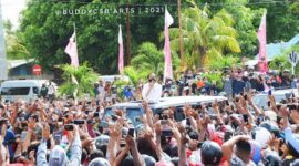 Presiden Jokowi ketika dihadang lautan manusia di Sikka/Foto Buddy CSB Arts/Facebook