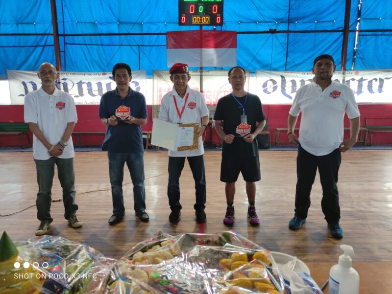 Pelantikan Kepengurusan komunitas Manusia Basket Indonesia Bandung yang dipimpin oleh Sekjen Chapter Bandung yakni Ato Suharto Suryadi, eks legenda pemain basket Hadtex Bandung di home base MBI Bandung yang berpusat dilapangan basket ITC Kebon Kelapa, Bandung, Jawa Barat/Foto Dana