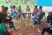 Penanggung Jawab Jasa Raharja Kabupaten Manggarai Barat, Theodorus Seran menyerahkan santunan kepada alih waris 