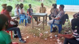 Penanggung Jawab Jasa Raharja Kabupaten Manggarai Barat, Theodorus Seran menyerahkan santunan kepada alih waris 