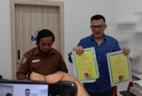 Kuasa HUkum LVRI NTT, Fransisco Bernaando Bessie dan Sekretaris LVRI NTT, Niko Dawi ketika menunjukan alat bukti yang digunakan oleh Calo Veteran dalam menjalankan modus operandinya/Foto SP