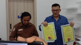 Kuasa HUkum LVRI NTT, Fransisco Bernaando Bessie dan Sekretaris LVRI NTT, Niko Dawi ketika menunjukan alat bukti yang digunakan oleh Calo Veteran dalam menjalankan modus operandinya/Foto SP