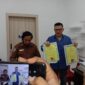 Kuasa HUkum LVRI NTT, Fransisco Bernaando Bessie dan Sekretaris LVRI NTT, Niko Dawi ketika menunjukan alat bukti yang digunakan oleh Calo Veteran dalam menjalankan modus operandinya/Foto SP