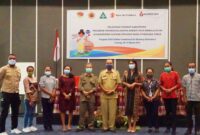 Foto,  Asisten Pemerintahan dan Kesra Setda Kabupaten Kupang, Krispinianus Patmawan. SH, didampingi Kepala Dinas Kesehatan Kabupaten Kupang dr.  Robert A. J. Amheka dan Provincial Coordinator BISA NTT Nutrition International Mariana Bare Leba , membacakan sambutan Bupati Kupang pada acara pembukaan kegiatan Pelatihan Tingkat Kabupaten Program Penanggulangan Anemia Pada Remaja Puteri di Kabupaten Kupang (9/03/21). Foto: Tim Marungga Foundation