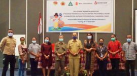 Foto,  Asisten Pemerintahan dan Kesra Setda Kabupaten Kupang, Krispinianus Patmawan. SH, didampingi Kepala Dinas Kesehatan Kabupaten Kupang dr.  Robert A. J. Amheka dan Provincial Coordinator BISA NTT Nutrition International Mariana Bare Leba , membacakan sambutan Bupati Kupang pada acara pembukaan kegiatan Pelatihan Tingkat Kabupaten Program Penanggulangan Anemia Pada Remaja Puteri di Kabupaten Kupang (9/03/21). Foto: Tim Marungga Foundation