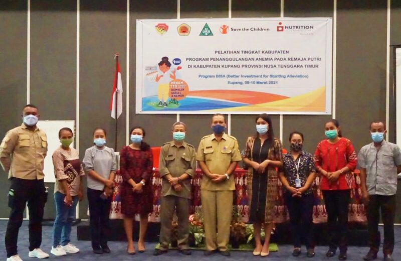 Foto,  Asisten Pemerintahan dan Kesra Setda Kabupaten Kupang, Krispinianus Patmawan. SH, didampingi Kepala Dinas Kesehatan Kabupaten Kupang dr.  Robert A. J. Amheka dan Provincial Coordinator BISA NTT Nutrition International Mariana Bare Leba , membacakan sambutan Bupati Kupang pada acara pembukaan kegiatan Pelatihan Tingkat Kabupaten Program Penanggulangan Anemia Pada Remaja Puteri di Kabupaten Kupang (9/03/21). Foto: Tim Marungga Foundation