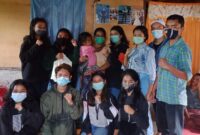 Relawan Muda Manggarai ketika menyerahkan donasi untuk bocah Herlina Suryati/Foto Kraeng Beny Tengka