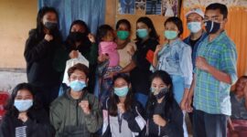 Relawan Muda Manggarai ketika menyerahkan donasi untuk bocah Herlina Suryati/Foto Kraeng Beny Tengka