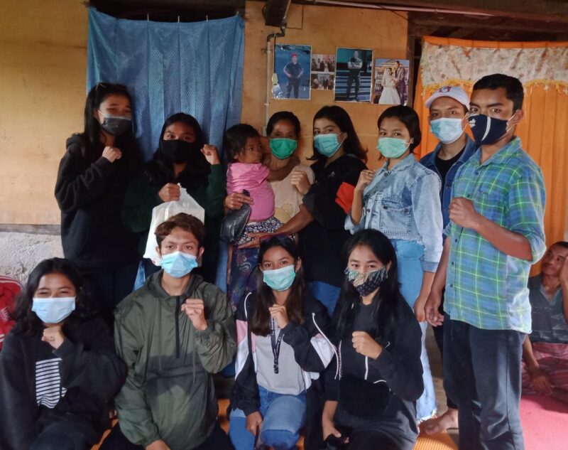 Relawan Muda Manggarai ketika menyerahkan donasi untuk bocah Herlina Suryati/Foto Kraeng Beny Tengka