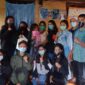 Relawan Muda Manggarai ketika menyerahkan donasi untuk bocah Herlina Suryati/Foto Kraeng Beny Tengka