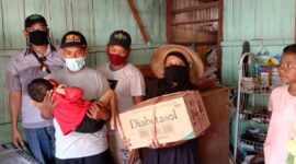 Ketua PCNU Sikka bersama sejumlah pengurus menyerahkan santunan untuk Kristian seorang anak difabel/Foto Aklamin