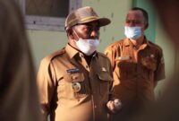Bupati Manggarai Barat, Edi Endi tampak menggunakan tongkat Komando/Foto Fan Page Prokompim Manggarai Barat