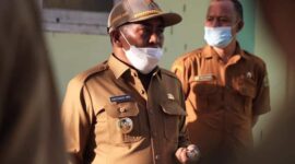 Bupati Manggarai Barat, Edi Endi tampak menggunakan tongkat Komando/Foto Fan Page Prokompim Manggarai Barat