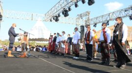 LANTIK. Gubernur NTT, Viktor Bungtilu Laiskodat, Jumat (27/8/2021) bertempat di pantai Desa Otan Kecamatan Semau Kabupaten Kupang, melantik TPAKD  kabupaten/kota se-NTT. Hadir Wakil Gubernur, Josep Nae Soi, Kepala Kantor Perwakilan Kepala Bank Indonesia NTT, I Nyoman Ariawan Atmaja, Kepala OJK NTT, Robert Sianipar, Dirut Bank NTT Harry Alexander Riwu Kaho dan para direksi, Komisaris Utama Bank NTT, Juvenile Jodjana dan para undangan. Foto: Pemprov NTT
