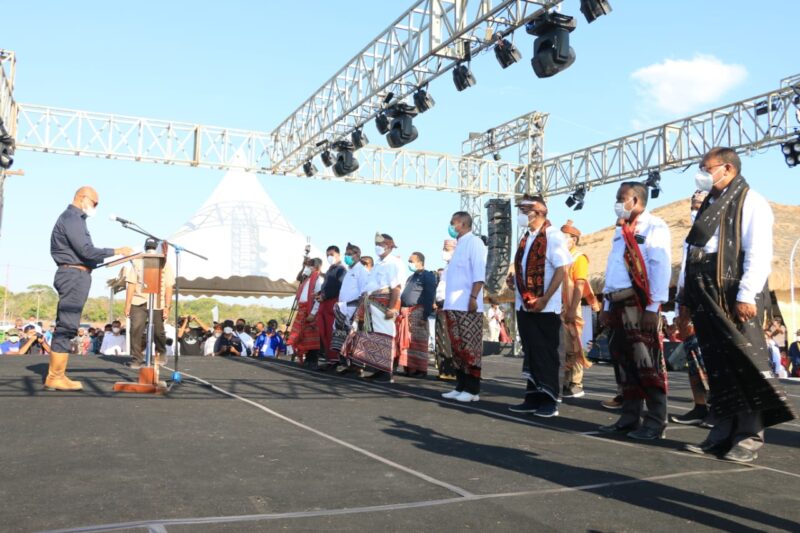 LANTIK. Gubernur NTT, Viktor Bungtilu Laiskodat, Jumat (27/8/2021) bertempat di pantai Desa Otan Kecamatan Semau Kabupaten Kupang, melantik TPAKD  kabupaten/kota se-NTT. Hadir Wakil Gubernur, Josep Nae Soi, Kepala Kantor Perwakilan Kepala Bank Indonesia NTT, I Nyoman Ariawan Atmaja, Kepala OJK NTT, Robert Sianipar, Dirut Bank NTT Harry Alexander Riwu Kaho dan para direksi, Komisaris Utama Bank NTT, Juvenile Jodjana dan para undangan. Foto: Pemprov NTT