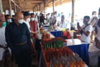 Gubernur NTT Viktor B. Laiskodat didampingi Dirut Bank NTT Harry Alex Riwu Kaho dan sejumlah pejabat, melihat expo produk UMKM di sela-sela momen pelantikan TPAKD di Semau.
Foto: Pemprov NTT