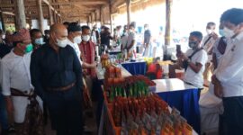 Gubernur NTT Viktor B. Laiskodat didampingi Dirut Bank NTT Harry Alex Riwu Kaho dan sejumlah pejabat, melihat expo produk UMKM di sela-sela momen pelantikan TPAKD di Semau.
Foto: Pemprov NTT