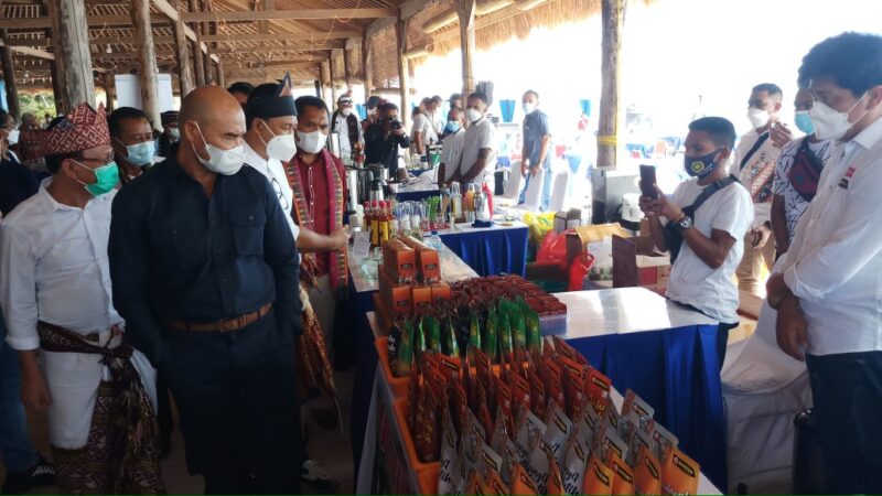 Gubernur NTT Viktor B. Laiskodat didampingi Dirut Bank NTT Harry Alex Riwu Kaho dan sejumlah pejabat, melihat expo produk UMKM di sela-sela momen pelantikan TPAKD di Semau.
Foto: Pemprov NTT