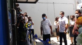 Walikota Kupang, Jefri Riwu Kore, didampingi Dirut Bank NTT, Harry Alex Riwu Kaho, Kepala Bank Indonesia NTT, I Nyoman Ariawan Atmaja, Wakil Kepala OJK NTT, Setia Ariyanto, Komisaris Independen, Samuel Djoh Despasianus, saat moment peresmian Smart Branch KCU Kupang, Rabu (15/9).