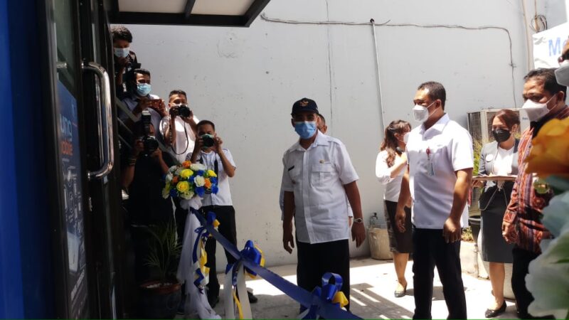 Walikota Kupang, Jefri Riwu Kore, didampingi Dirut Bank NTT, Harry Alex Riwu Kaho, Kepala Bank Indonesia NTT, I Nyoman Ariawan Atmaja, Wakil Kepala OJK NTT, Setia Ariyanto, Komisaris Independen, Samuel Djoh Despasianus, saat moment peresmian Smart Branch KCU Kupang, Rabu (15/9).
