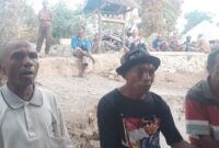 Yohanes Teboko (kiri) Bersama Beberapa Warga Saat Menyampaikan Keluhan Mereka Soal Kekosongan Kepemimpinan di Desa Haumeni (Foto: Yuven Abi/Savanaparadise.com)