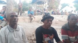 Yohanes Teboko (kiri) Bersama Beberapa Warga Saat Menyampaikan Keluhan Mereka Soal Kekosongan Kepemimpinan di Desa Haumeni (Foto: Yuven Abi/Savanaparadise.com)