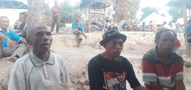 Yohanes Teboko (kiri) Bersama Beberapa Warga Saat Menyampaikan Keluhan Mereka Soal Kekosongan Kepemimpinan di Desa Haumeni (Foto: Yuven Abi/Savanaparadise.com)