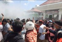 Suasana Aksi Aliansi Cipayung Dari, GMNI, PMKRI, dan GMKI Kabupaten TTU, Saat Terjadi Kericuhan ( Foto: Yuven Abi/Savanaparadise.com)
