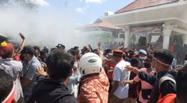 Suasana Aksi Aliansi Cipayung Dari, GMNI, PMKRI, dan GMKI Kabupaten TTU, Saat Terjadi Kericuhan ( Foto: Yuven Abi/Savanaparadise.com)