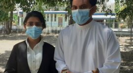 Kepala SMUK Warta Bhakti Kefamenanu, Romo Djanuarius Wilibrodus Mau Kura, Pr Bersama Ketua Panitia Pelaksana Lomba, Mathildis Juanina Kehi, Saat di Jumpai Wartawan di Halaman Aula Gereja St. Yohanes Pemandi Naesleu (Foto: Yuven Abi/Savanaparadise.com)