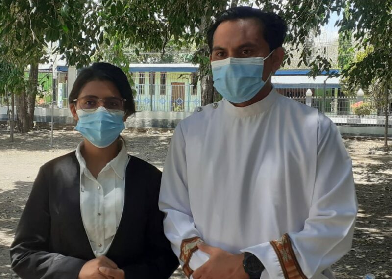 Kepala SMUK Warta Bhakti Kefamenanu, Romo Djanuarius Wilibrodus Mau Kura, Pr Bersama Ketua Panitia Pelaksana Lomba, Mathildis Juanina Kehi, Saat di Jumpai Wartawan di Halaman Aula Gereja St. Yohanes Pemandi Naesleu (Foto: Yuven Abi/Savanaparadise.com)