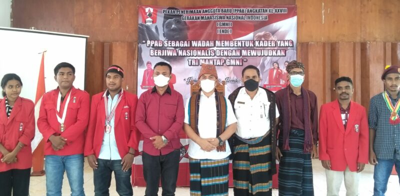Pose Bersama Usai Acara Pembukaan Kegiatan PPAB GMNI Cabang Ende Angkatan Ke-28 Di Aula LLK, Jalan Anggrek, Dari Kiri Ketua Panitia Pelaksana, Sekretaris DPD GMNI NTT, Ketua GMNI Cabang Ende, Ketua PA GMNI Ende, Staf Ahli Bupati, Kepala Badan Kesbangpol, Kadis Naketrans, Sekretaris GMNI Cabang Ende, Perwakilan OKP PMKRI Cabang Ende (Foto: Chen Rasi/ Savanaparadise.com)