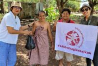 Yayasan Andaru Selaras Sedang Membagikan 200 paket Makanan Kepada Warga (Foto: Umbu Sorung/Savanaparadise.com)